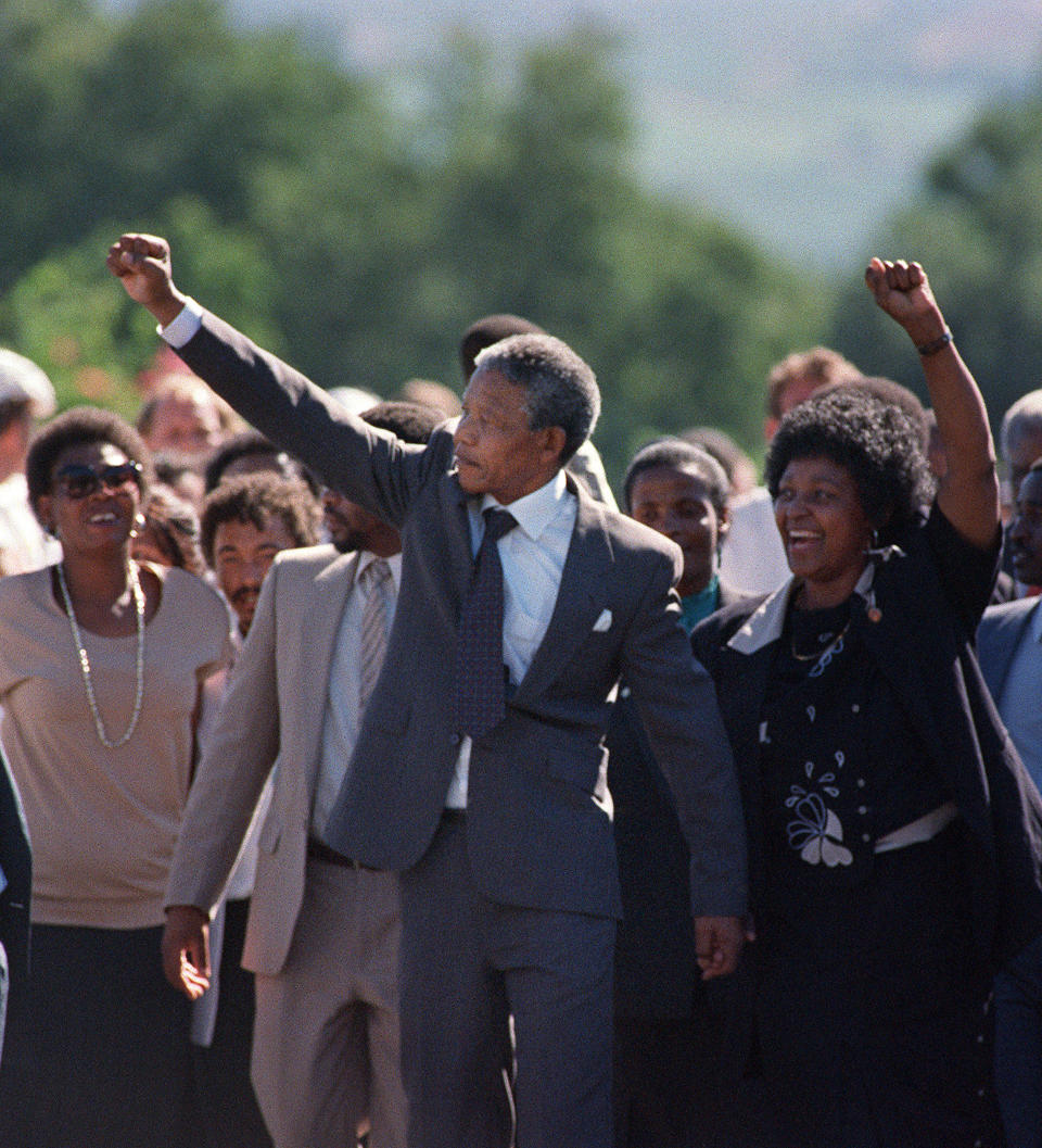 Nelson Mandela et sa femme Winnie lèvent le poing en signe de victoire : après 26 ans de prison, le leader de la lutte conbtre l'apartheid est enfin libéré. AFP