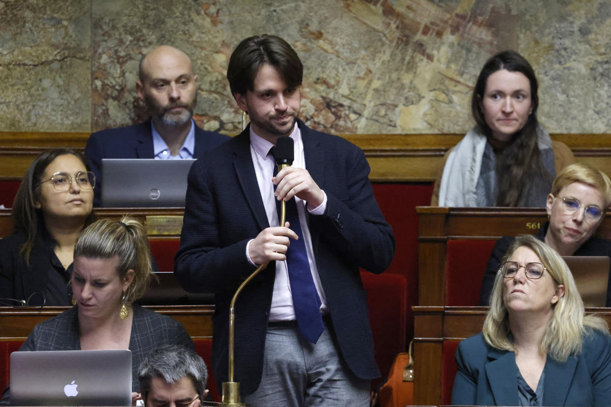 Aurélien Saintoul, député LFI, présente ses excuses au ministre Dussopt après un débat houleux. 
(Photo by Ludovic MARIN / AFP)