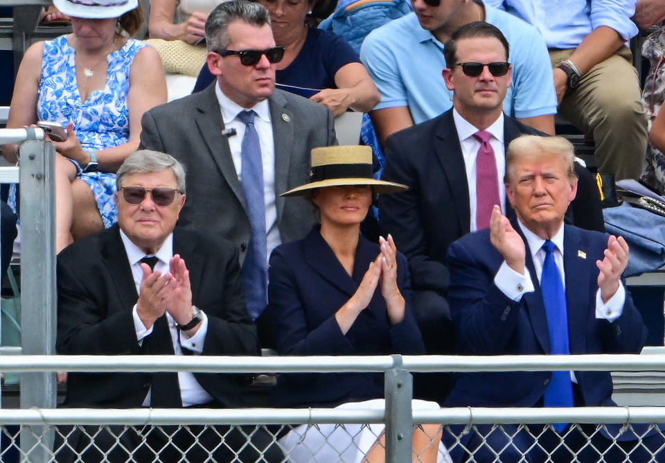 La última aparición pública de Melania Trump al momento de escribirse esta nota tuvo lugar en Palm Beach, Florida, el 17 de mayo, en la ceremonia de graduación de su hijo Barron Trump. Se le vio acompañada de su padre, Viktor Knavs, y de su esposo, el expresidente Donald Trump, cuyos días pasan entre el juicio que se le sigue en una corte de Nueva York y la campaña por la reelección presidencial (Foto: Getty Images)