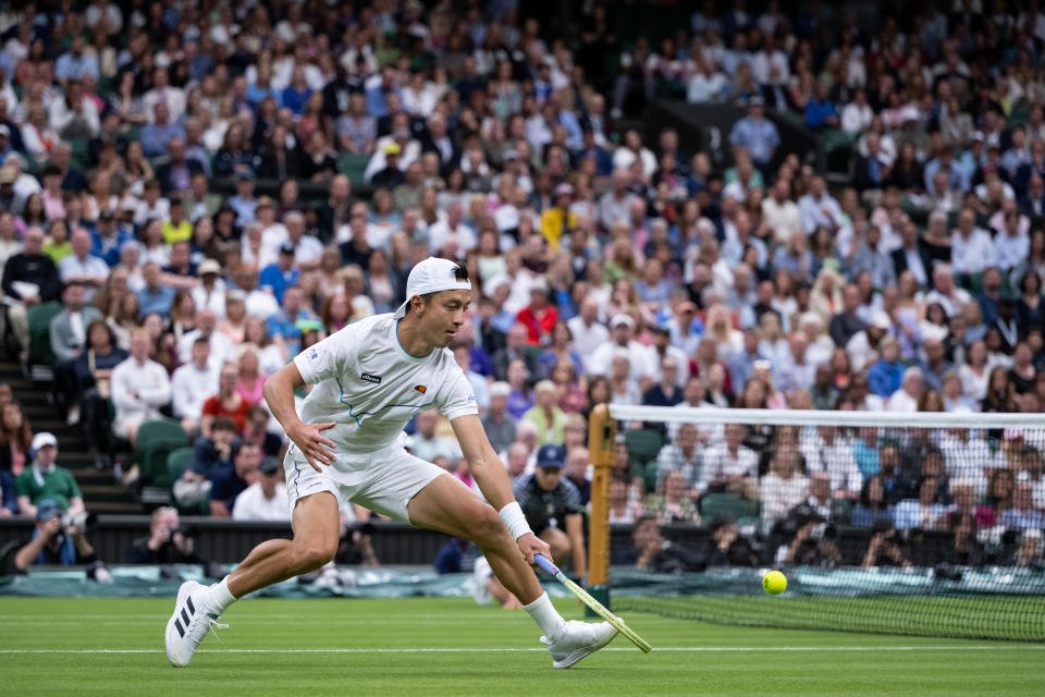 Ryan Peniston of Great Britain competes in a first round singles tennis match against Andy Murray of Great Britain during day 2 of Wimbledon on July 4, 2023 in London (Photo: Jesper Zerman)