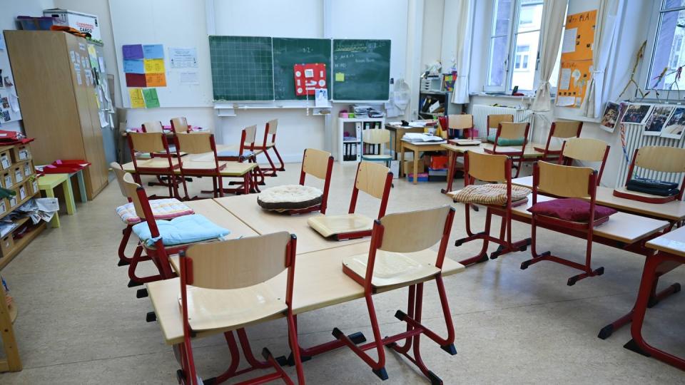 Ein leeres Klassenzimmer der Linne-Schule in Frankfurt am Main.