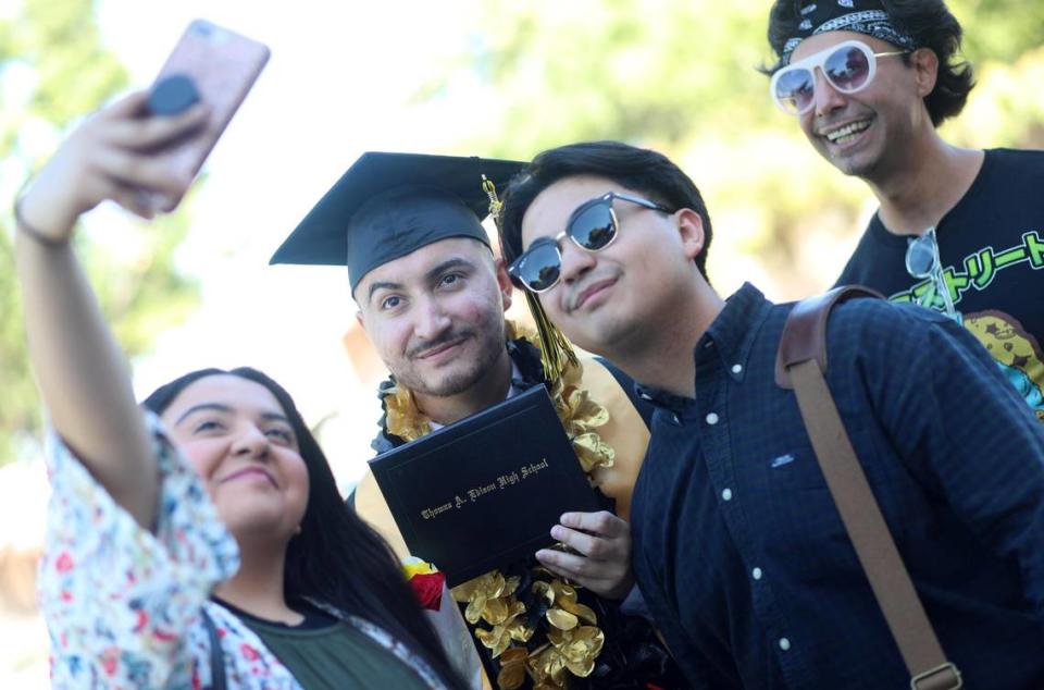 Kenny Rodríguez, graduado de Edison High, se toma una foto con su familia. Fue uno de los 103 estudiantes de último año de las 11 escuelas preparatorias del Distrito Escolar Unificado de Fresno que participaron en la ceremonia de graduación de verano celebrada en el Audra McDonald Theater de Roosevelt High School, el viernes 14 de julio.