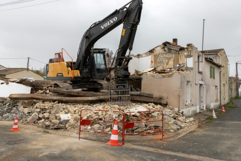 Une excavatrice sur les débris d'une maison détruite après un séisme intervenu en juin 2023, Cram-Chaban, le 15 mars 2024 (YOHAN BONNET)