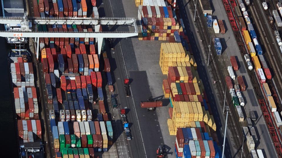 Ein Containerterminal im Duisburger Hafen.