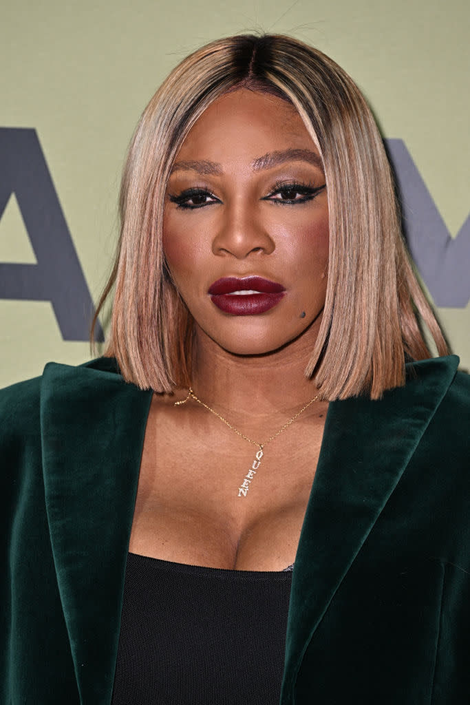 Serena Williams attends Balmain's fall 2022 fashion show, serena williams hair and makeup beauty trends, blonde bob haircut