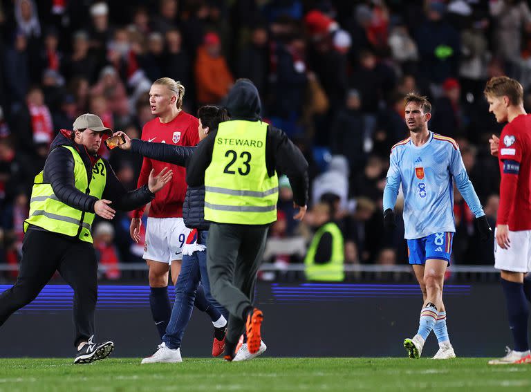 La seguridad intercepta a un hincha que entró para saludar a Haaland en el estadio de Oslo