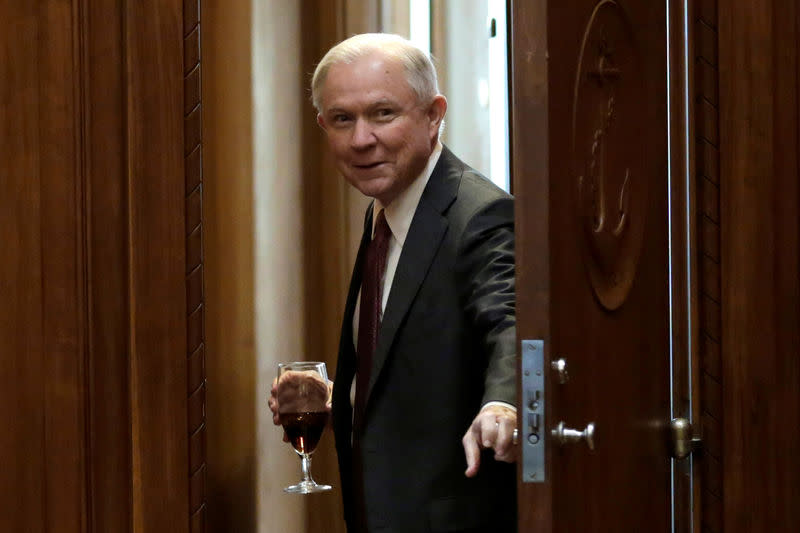 La chef des démocrates à la Chambre des représentants, Nancy Pelosi, a appelé le ministre américain de la Justice, Jeff Sessions (photo), à démissionner, après des révélations du Washington Post sur des conversations avec l'ambassadeur russe précédant l'élection du 8 novembre. /Photo prise le 9 février 2017/REUTERS/Yuri Gripas