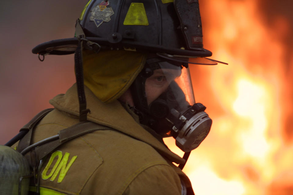 Seine Erfindung kann Leben retten: Mit 17 Jahren erfand der freiwillige Feuerwehrmann Paul Hyman eine Miniatur-Infrarot-Kamera. Der Clou – das Gerät passt in eine Feuerwehrmannmaske und ermöglicht auch bei dickem Rauch und Flammen eine gute Sicht.
