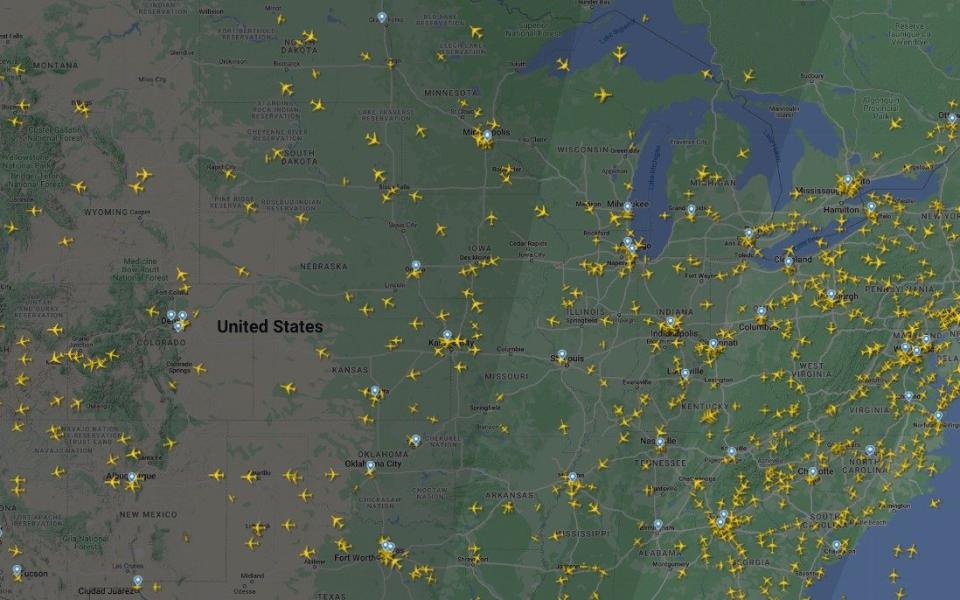 US air travel resumes but thousands of flights delayed after planes grounded