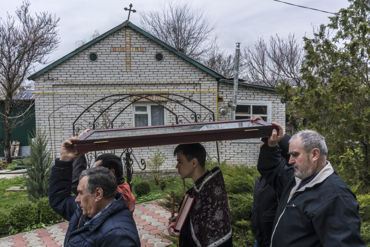 Unos trabajadores limpian los escombros de la catedral de la Transfiguración de Odesa, dañada por los ataques de misiles rusos, en Odesa, Ucrania, el 25 de julio de 2023. (Emile Ducke/The New York Times)
