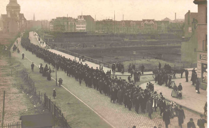 Am 24. Juni 1913 werden die Opfer des Bremer Amoklaufs mit einem feierlichen Trauerzug zu Grabe getragen. (Bild: Bildarchiv Kulturhaus Walle Brodelpott)