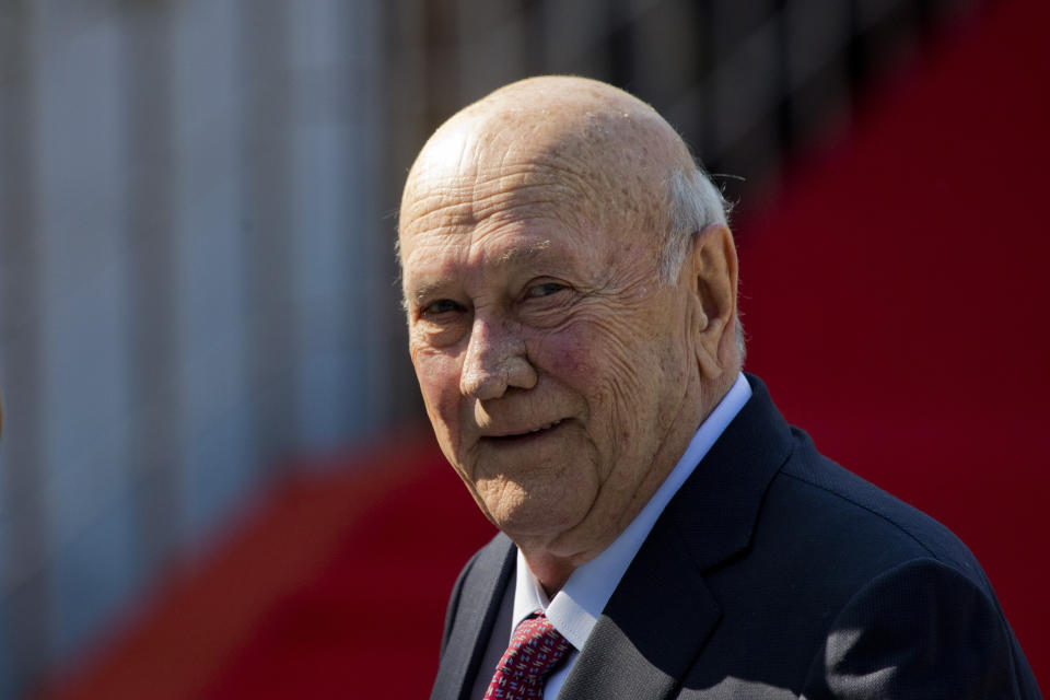 El ex presidente F.W. de Klerk llega para la ceremonia de asunción del nuevo presidente de Sudáfrida Cyril Ramaphosa en Pretoria el 25 de mayo del 2019. (AP Photo/Jerome Delay, File)