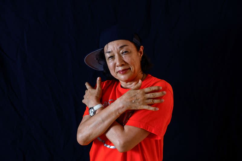 Hitomi Oda, de 69 años, miembro del único club de breakdance de Japón formado por ciudadanos mayores Ara Style Senior, posa para un retrato tras el entrenamiento del equipo en Tokio, Japón