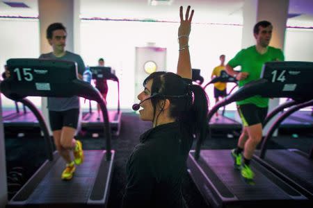 Jessica Desmond, an instructor at the Mile High Run Club (MHRC), leads a class in a Manhattan borough of New York November 14, 2014. REUTERS/Brendan McDermid