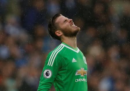 Soccer Football - Premier League - Huddersfield Town vs Manchester United - John Smith's Stadium, Huddersfield, Britain - October 21, 2017 Manchester United's David De Gea looks dejected REUTERS/Andrew Yates