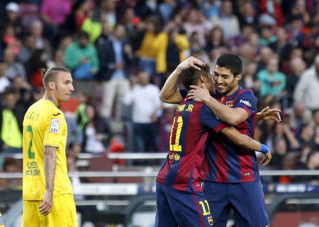 Barcelona's Luis Suarez (R) celebrates his second goal against Getafe with teammate Neymar during their Spanish first division soccer match at Nou Camp stadium in Barcelona, Spain, April 28, 2015. REUTERS/Gustau Nacarino