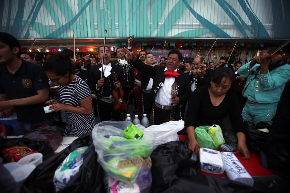 FOTOS: Mariachis intercambian rancheras por víveres tras sismo en México