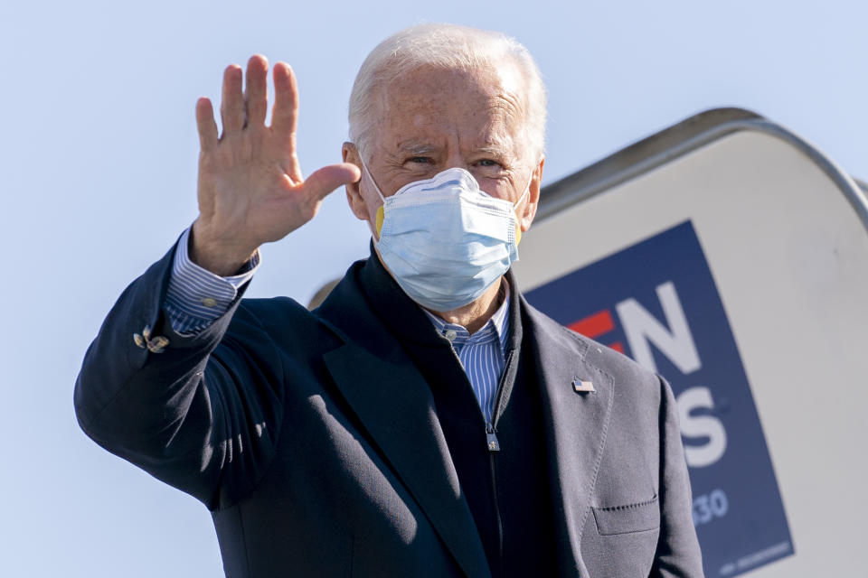 El candidato demócrata a la presidencia Joe Biden aborda un avión en New Castle, Delaware, el sábado 31 de octubre de 2020. (AP Foto/Andrew Harnik)