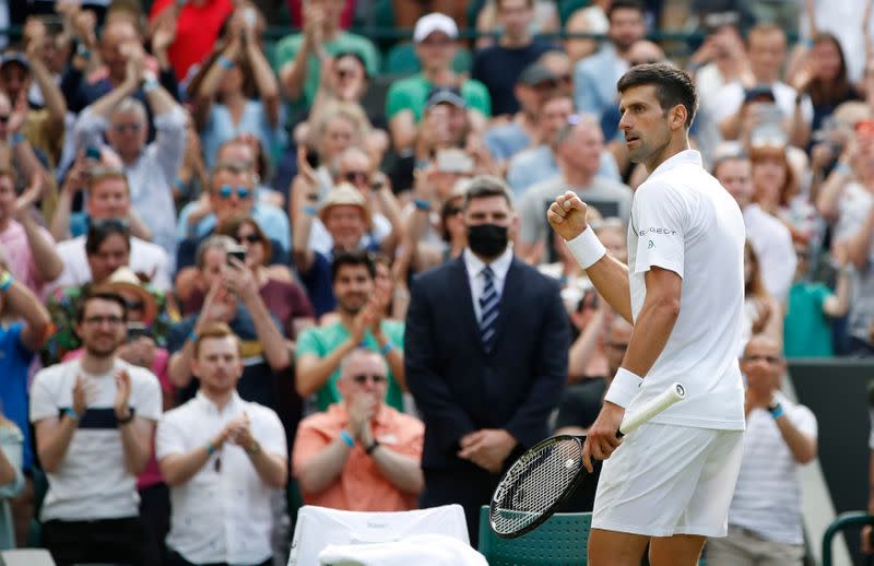 El serbio Novak Djokovic celebra tras ganar su partido de tercera ronda en Wimbledon ante el estadounidense Denis Kudla, en el All England Lawn Tennis and Croquet Club, Londres, Inglaterra