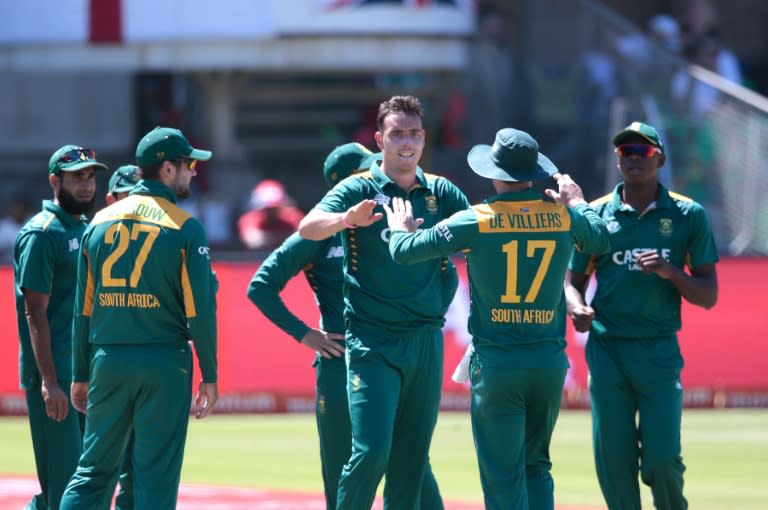 South African bowler Kyle Abbott (C) celebrates the dismissal of England's batsman Jason Roy (not in picture) during the second One Day International match between England and South Africa at St. George's park on February 6, 2016 in Port Elizabeth