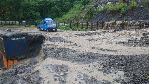 路面路段部分崩塌，貨車無法通行。（圖／翻攝畫面）