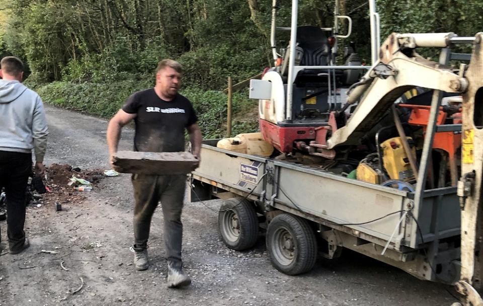 Fly-tipping builders were caught red-handed by a quick-thinking woman who took their keys to prevent their escape (swns)