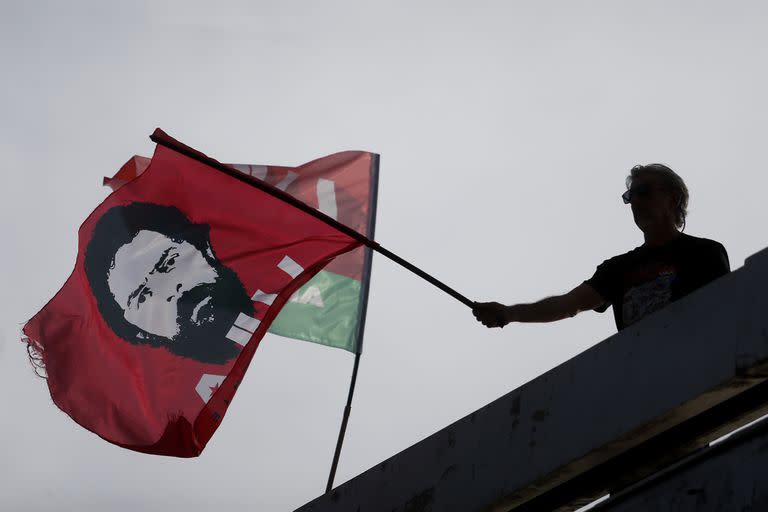 Un simpatizante del expresidente brasileño y candidato presidencial por el Partido de los Trabajadores, Luiz Inácio Lula da Silva, ondea una bandera, en Brasilia, Brasil, el 13 de octubre de 2022.