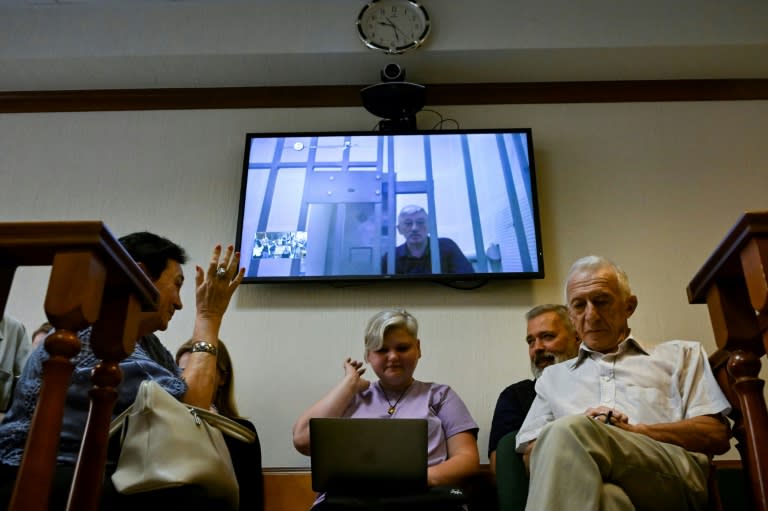 Le dissident russe Oleg Orlov, lors d'une audience qu'il suivait à distance depuis sa cellule à Syzran, à 900 km de Moscou, le 11 juillet 2024 (Alexander NEMENOV)