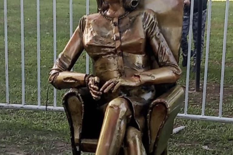 Así es la estatua de Mirtha Legrand en Villa Cañás