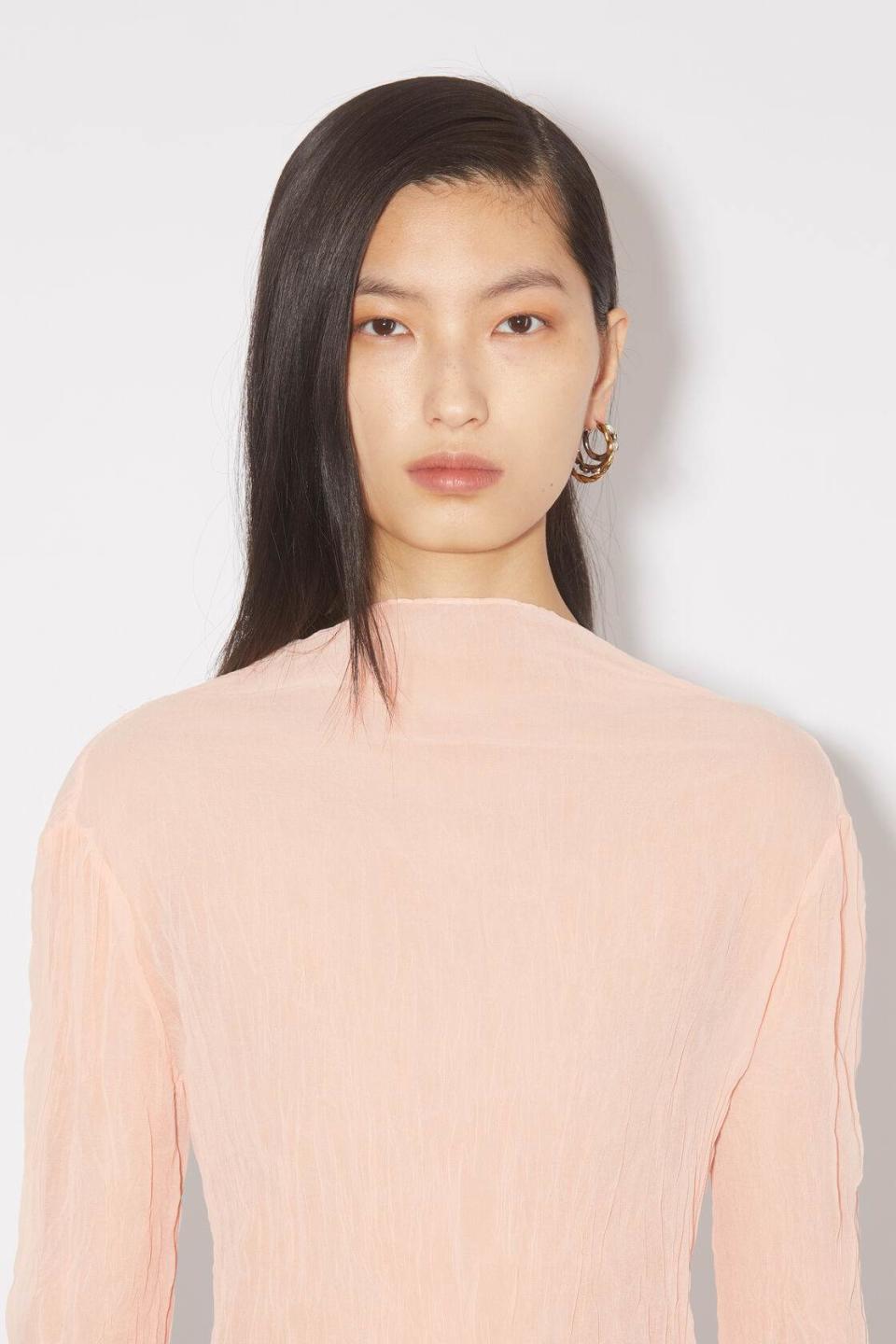 Acne Studios褶皺高領上衣圖片來源：Acne Studios