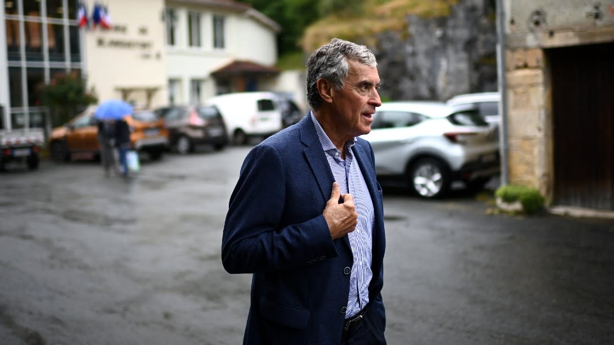 L'ancien ministre français du Budget Jérôme Cahuzac en campagne sur un marché, à Blanquefort-sur-Briolance, dans le Lot-et-Garonne, le 20 juin 2024. | Christophe Archambault / AFP