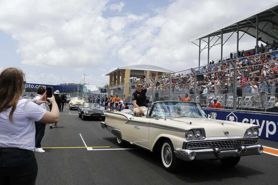 Oldie-Parade mit Haas-Fahrer Nico Hülkenberg in ungewohntem Gefährt. (Bild: Eva Marie Uzcategul T/Anadolu Agency via Getty Images)