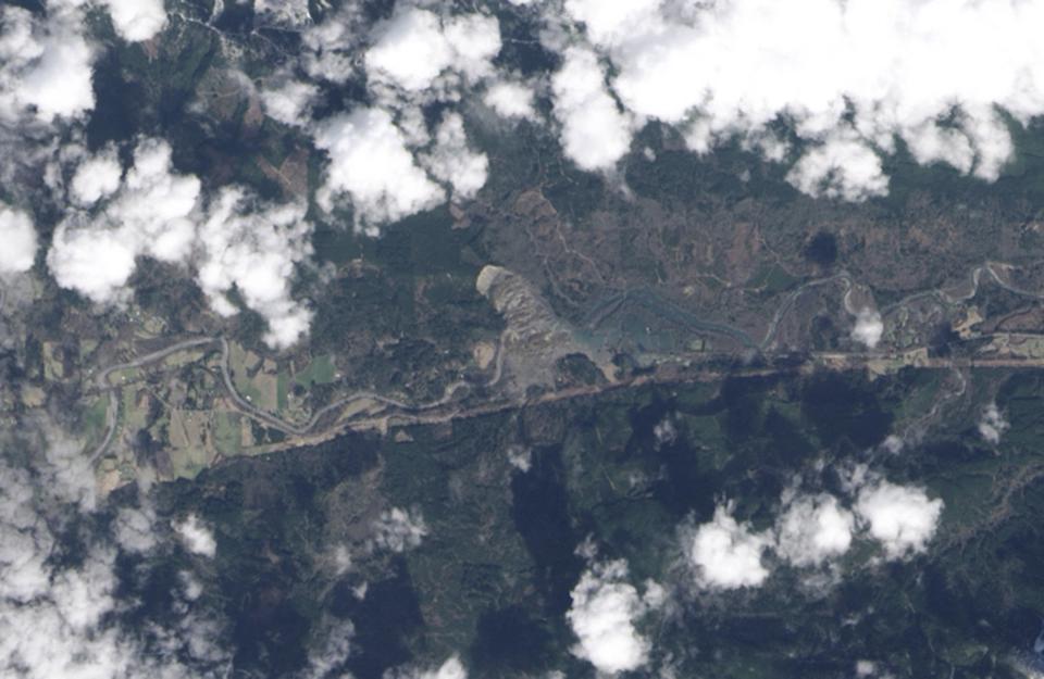 The rainfall-triggered landslide which sent muddy debris spilling across the North Fork of the Stillaguamish River, near Oso, Washington is seen in a NASA Earth Observatory image from the Landsat 8 satellite taken March 23, 2014. Washington State officials were hoping on Wednesday to cut the numbers on a list of scores of people missing after a weekend landslide, one of the deadliest in recent U.S. history, that has killed an estimated 24 people. REUTERS/NASA Earth Observatory/Handout via Reuters (UNITED STATES - Tags: SCIENCE TECHNOLOGY DISASTER) ATTENTION EDITORS - THIS IMAGE HAS BEEN SUPPLIED BY A THIRD PARTY. IT IS DISTRIBUTED, EXACTLY AS RECEIVED BY REUTERS, AS A SERVICE TO CLIENTS. FOR EDITORIAL USE ONLY. NOT FOR SALE FOR MARKETING OR ADVERTISING CAMPAIGNS