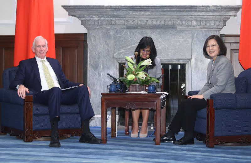 總統蔡英文（右）與美國在台協會（AIT）主席莫健，圖片來源：中央社