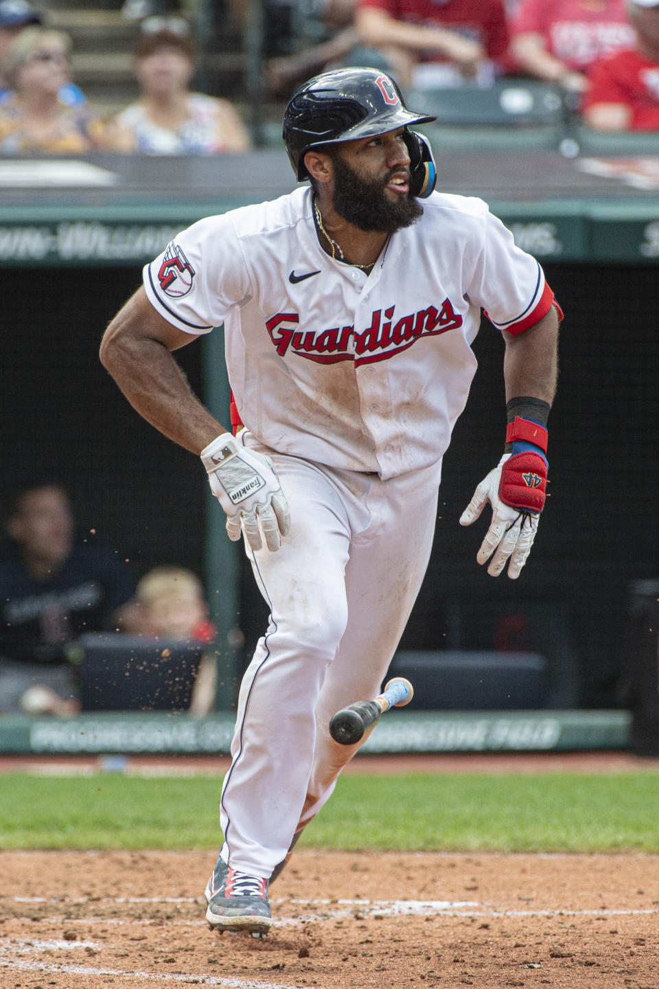 El dominicano Amed Rosario, de los Guardianes de Cleveland, comienza a correr tras conectar un sencillo en el juego del sábado 17 de septiembre de 2022, ante los Mellizos de Minnesota (AP Foto/Phil Long)