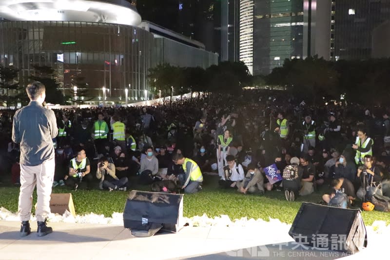 大批香港市民9日晚間參加在金鐘添馬公園的集會，悼念因參加「反送中」示威、墜樓不治的科技大學學生周梓樂，現場並高喊「香港人報仇」等口號。圖為活動現場情況。（中央社）