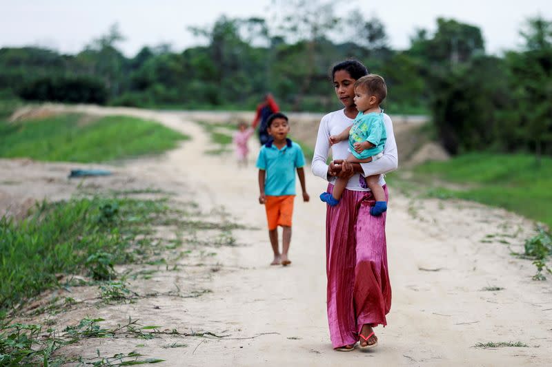 FILE PHOTO: Venezuelan refugees walk to a school, where a temporary shelter is installed, to receive medical assistance and humanitarian aid from the Colombian Red Cross, in Arauquita