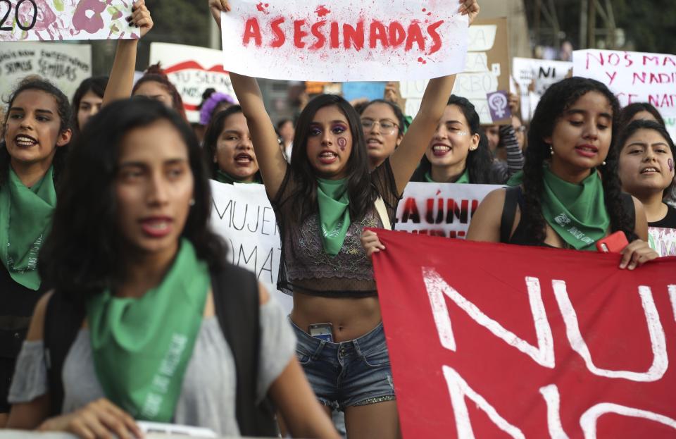 Mujeres se manifiestan por el Día Internacional de la Mujer en Lima, Perú, el sábado 7 de marzo de 2020. (AP Foto/Martin Mejia)