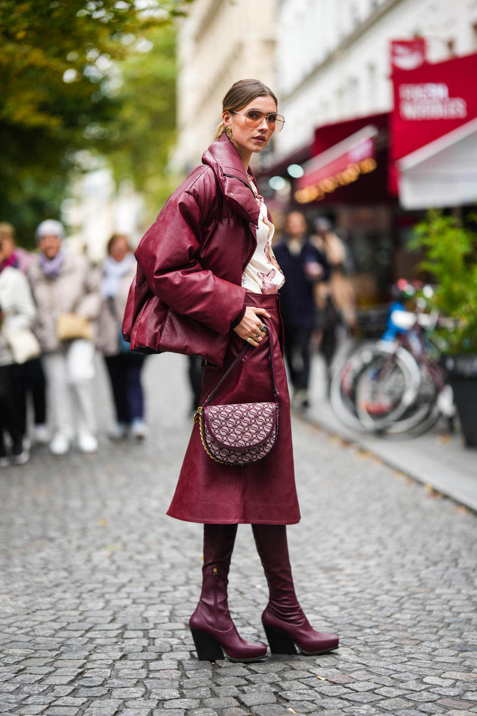 Look con plumífero y falda a juego (Photo by Edward Berthelot/Getty Images)