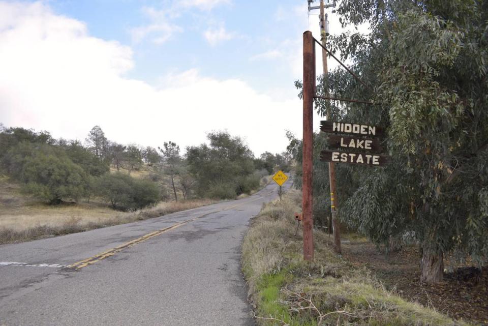 La carretera que conduce a Hidden Lake Estates atraviesa las tierras rurales ganaderas del suroeste del condado de Madera antes de girar cuesta arriba hacia el barrio, de unas 150 personas. Debido a su aislamiento y distancia de otras comunidades, la consolidación de Hidden Lake con otro distrito de agua no es una solución viable para el agua potable contaminada del vecindario.