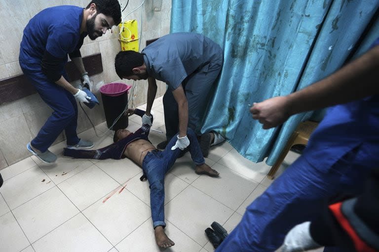 Palestinos heridos en el hospital al Aqsa Hospital en Deir al Balah (AP Photo/Adel Hana)