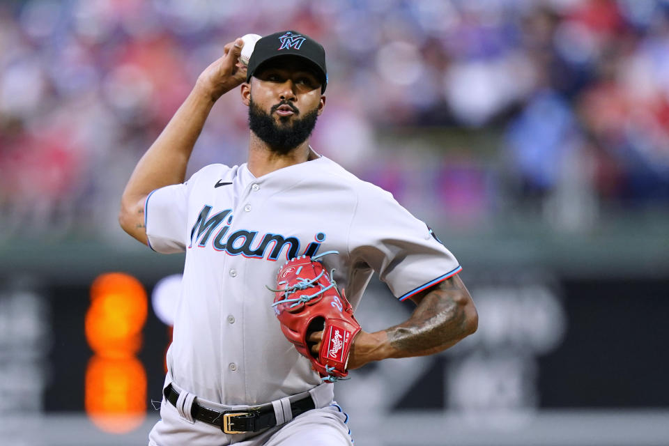 ARCHIVO - Foto del 10 de agosto del 2022, Sandy Alcantara de los Marlins de Miami lanza durante la segunda entrada del encuentro ante los Filis de Filadelfia. El miércoles 16 de noviembre del 2022, Alcantara es nombrado Cy Young de la Liga Nacional por unanimidad. (AP Foto/Matt Slocum, Archivo)