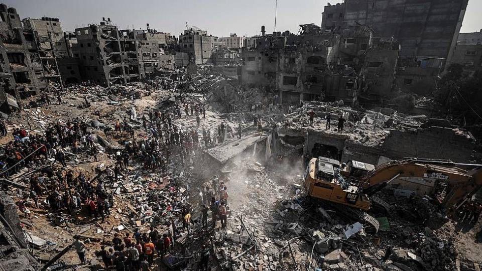 Edificios destruidos y escombros tras el bombardeo israelí al campo de refugiados de Jabalia