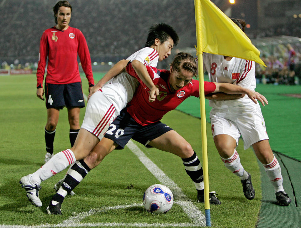 Klaveness presionada por dos jugadoras chinas en el Mundial de 2007. (Foto: Mark Ralston / AFP / Getty Images).