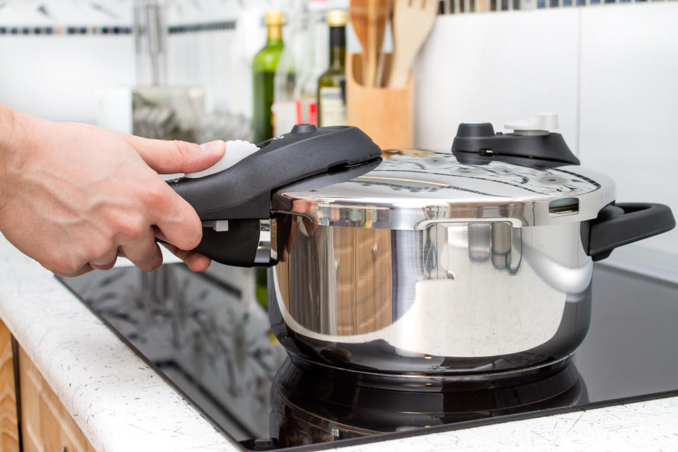 La olla a presión consume menos energía que el horno, por lo que es preferible usarla a la hora de cocinar o descongelar alimentos. Además, necesita menos tiempo. (Foto: Getty Images).