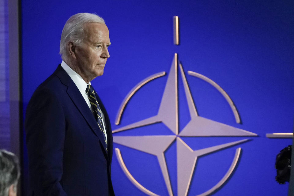 Joe Biden betritt während einer Veranstaltung zum 75-jährigen Bestehen der NATO das Andrew W. Mellon Auditorium am Rande des NATO-Gipfels in Washington (Bild: Susan Walsh/AP )