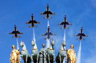 <p>U.S. Air Force Thunderbirds fly over the Arc de Triomphe du Carrousel during the traditional Bastille Day military parade in Paris, France, July 14, 2017. (Photo: Philippe Wojazer/Reuters) </p>