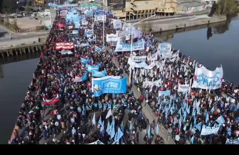 Manifestación en Puente Pueyrredón