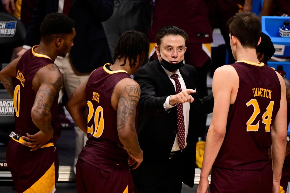 Iona Gaels head coach Rick Pitino talks to his team against the Alabama Crimson Tide during the first round of the 2021 NCAA Tournament at Hinkle Fieldhouse.