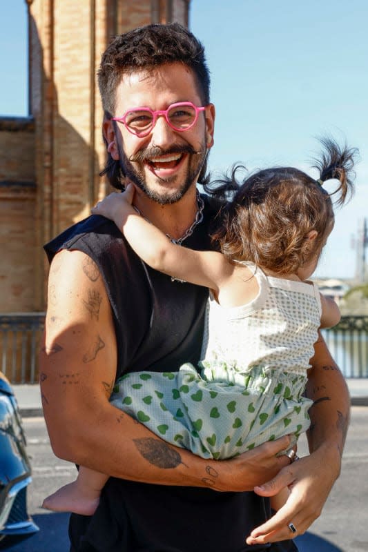 Camilo con su hija Índigo